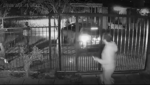 '¡Párense ahí o disparamos!': Cinco sujetos derriban portón para robar vehículo a familia