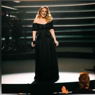 El vestido de 7.500 dólares con el que Adele deslumbró en su aparición en exclusiva boda a la que asistió con su novio El vestido de 7.500 dólares con el que Adele deslumbró en su aparición en exclusiva boda a la que asistió con su novio