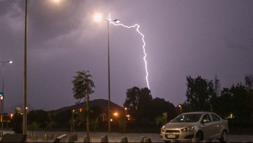 Meteorología entrega aviso por probables tormentas eléctricas para siete regiones del país