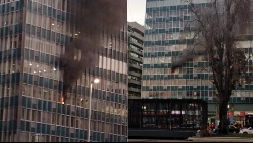 Incendio afecta a edificio en pleno centro de Santiago