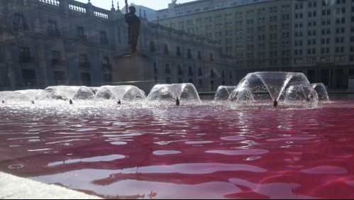 Desconocido lanza pintura roja a pileta de la Plaza de la Ciudadanía de La Moneda