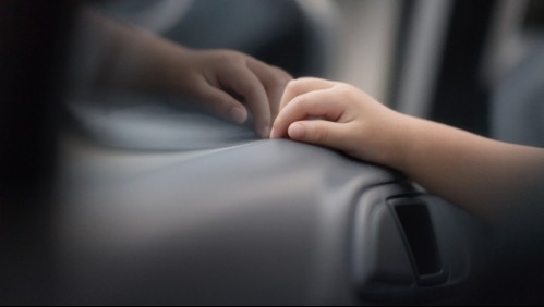 Bebé muere tras quedar encerrado en un auto: Su padre lo habría dejado solo mientras iba a trabajar
