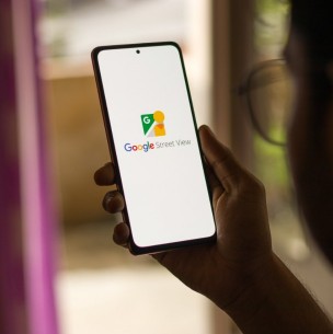 Buscó la casa de sus abuelos fallecidos en Google Street View y quedó atónito con lo que encontró Buscó la casa de sus abuelos fallecidos en Google Street View y quedó atónito con lo que encontró