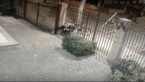 Videos registran recorrido y momento exacto en que ciclista deja paquete bomba en edificio de Las Condes