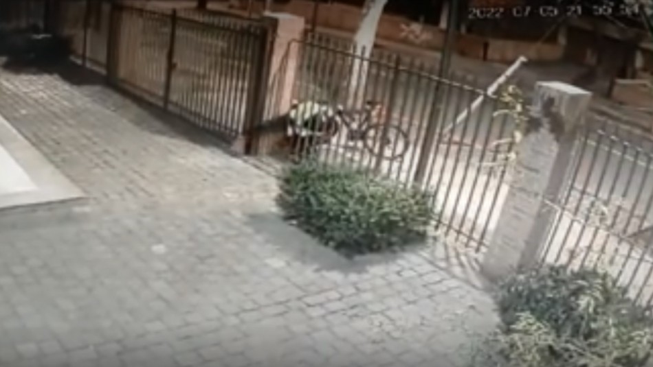 Videos registran recorrido y momento exacto en que ciclista deja paquete bomba en edificio de Las Condes