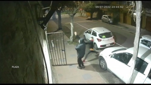 Hombre frustra portonazo lanzando las llaves del auto al techo de su casa: familia echa a ladrones a piedrazos