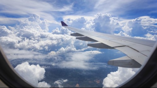 Avión vuela cerca de 14 horas con un gran agujero en uno de sus costados