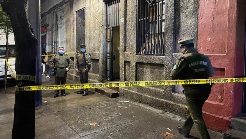 Mujer muere acribillada en el centro de Santiago: Sujetos le dispararon a través de la puerta de su casa