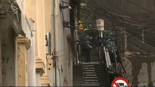 'Hay ocho personas aisladas': Bomberos de Valparaíso tras derrumbe de muro producto de la humedad