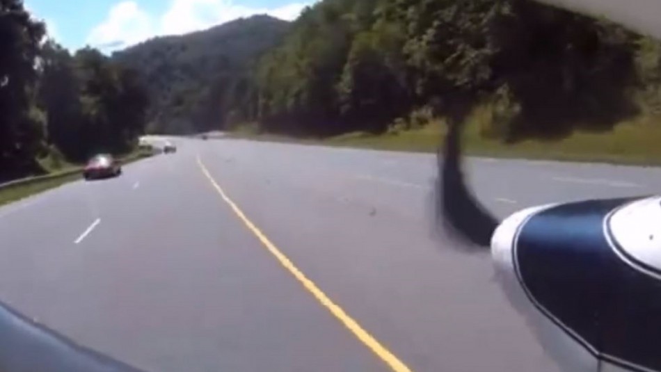 Video muestra cómo una avioneta tuvo que aterrizar de emergencia en plena carretera