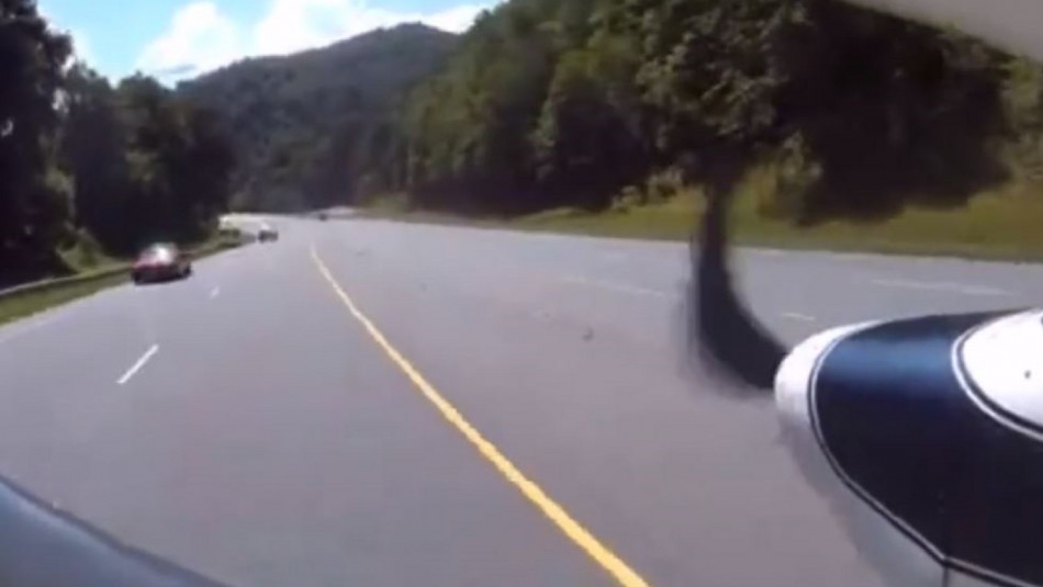 Video muestra cómo una avioneta tuvo que aterrizar de emergencia en plena carretera Video muestra cómo una avioneta tuvo que aterrizar de emergencia en plena carretera