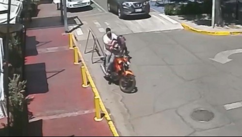Son supuestos delivery, estudian a sus víctimas y las abordan con violencia: Así opera peligrosa banda de 'motochorros'