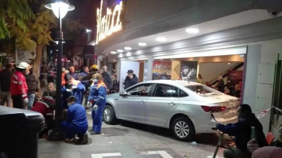 Un conductor atropelló a 23 personas en la puerta de un teatro en Argentina.