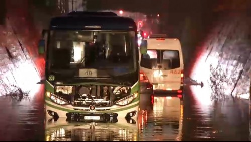 Inundación en paso bajo nivel deja atrapados a un microbús, una furgoneta y un vehículo particular en Lo Espejo