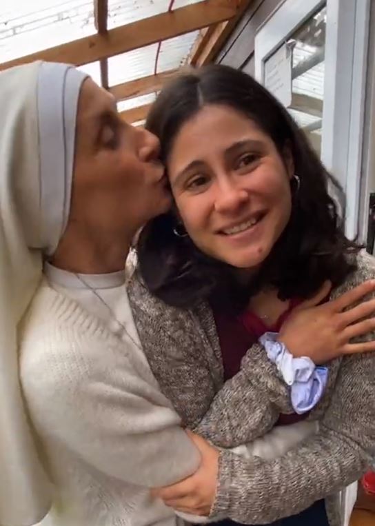Amparo Noguera besando en la mejilla a su sobrina Catalina Stuardo