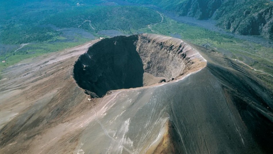 Un joven turista cayó al cráter de un volcán después de intentar tomarse una selfie.