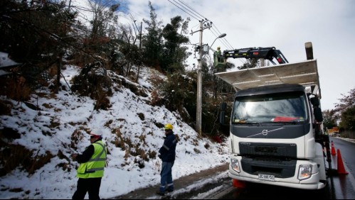 Lluvias en Santiago: Ministerio de Transportes llama a 'planificar' viajes desde esta tarde por nevadas