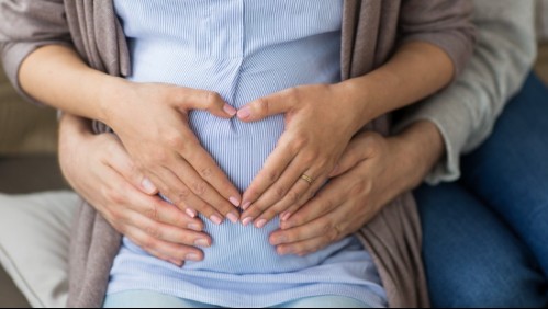 Bebé de pareja poliamorosa tendrá legalmente una mamá y dos papás tras decisión judicial