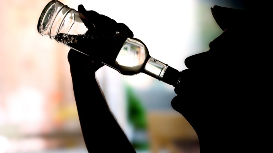 Un hombre muere después de beber una botella entera de alcohol en dos minutos.