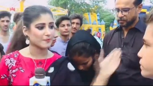 Periodista le dio una cachetada a un joven durante un despacho en vivo