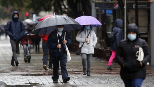 Emiten 'advertencia agrometeorológica' en siete regiones: Caerían hasta 30 milímetros de agua en Santiago