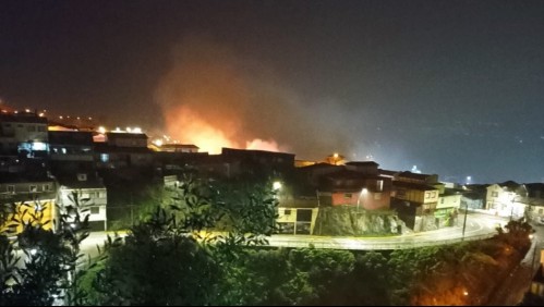 Incendio afecta al menos 5 casas en cerro Toro de Valparaíso