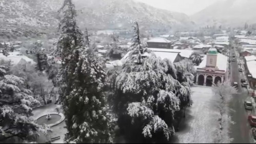 Cubierto de nieve amaneció San José de Maipo tras sistema frontal