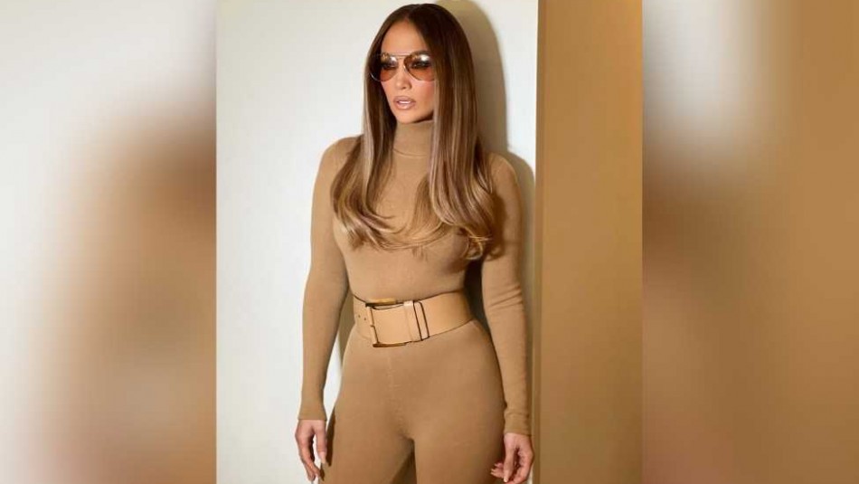Jennifer Lopez sorprende con un look de chaqueta a cuadros y pantalones oversize muy parecido al de su hija Emme