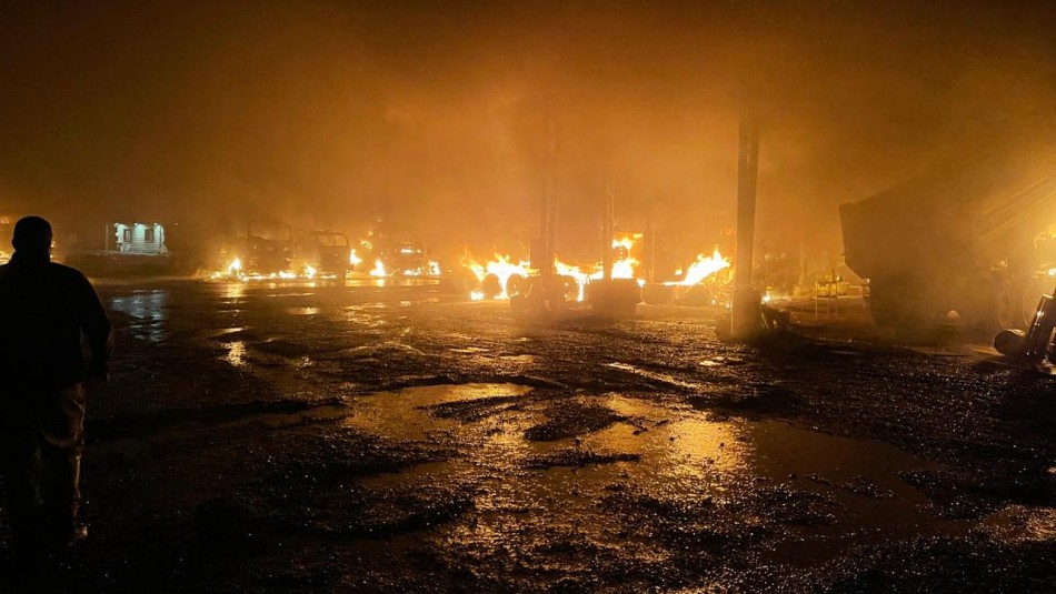 Los Ríos: Encapuchados ingresaron armados a una empresa de áridos y quemaron 16 camiones en Máfil Los Ríos: Encapuchados ingresaron armados a una empresa de áridos y quemaron 16 camiones en Máfil