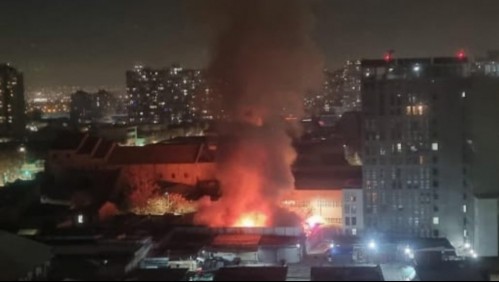 Incendio en cité de Santiago Centro deja una persona fallecida: Fuego se habría iniciado por un brasero