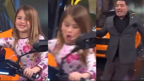 Niña asustó a todos en programa de televisión al acelerar moto que estaba encendida