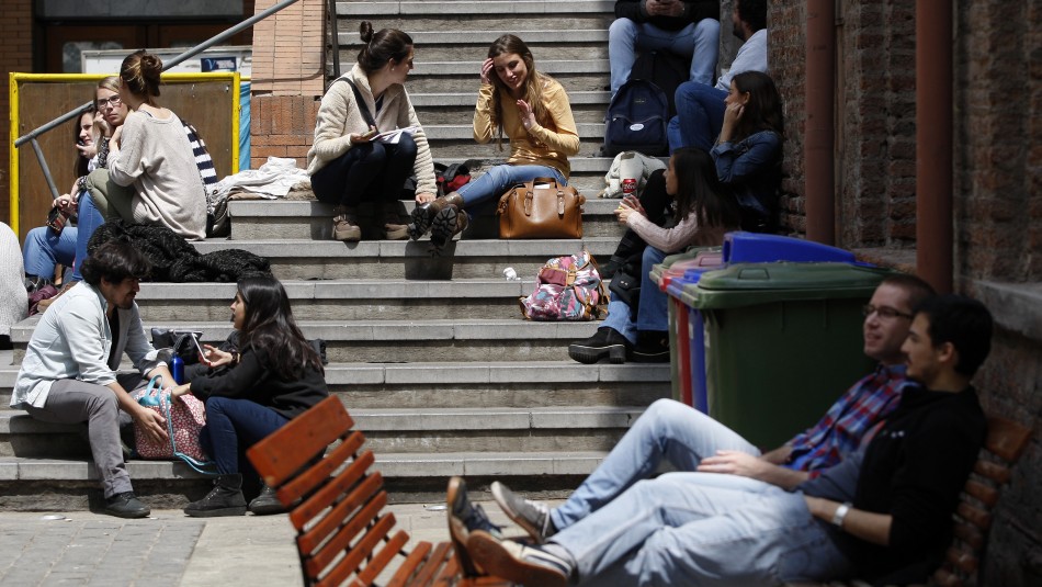 38% de deudores del CAE recibe ingresos menores a $250 mil según informe del Mineduc 38% de deudores del CAE recibe ingresos menores a $250 mil según informe del Mineduc