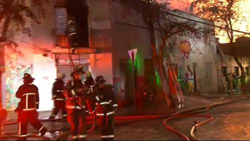 Un fallecido deja incendio que destruyó dos casas en Santiago Centro