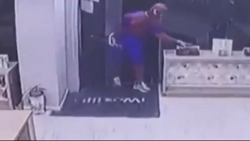 Iba disfrazado de Hombre Araña: Ladrón se robó una caja vacía en una tienda de tecnología