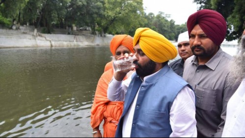 Quería probar que estaba limpia: Autoridad india bebe agua de riachuelo contaminado y termina en el hospital