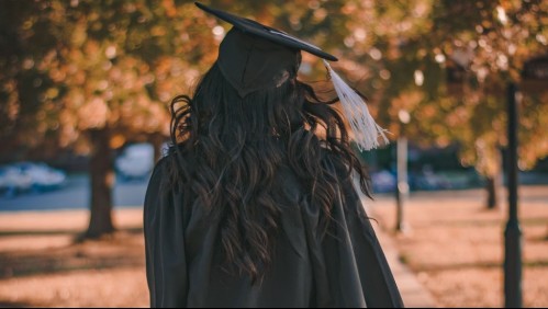 Padre denuncia discriminación a su hija en la escuela por no tener dinero: no la dejaron tomarse la foto de graduación