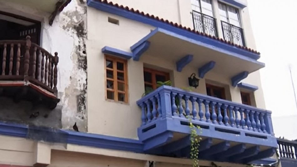 Se hace viral video de pareja intimando en un balcón de un edificio histórico, la policía los identifica y los multa