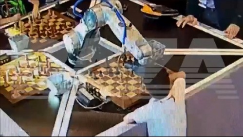 Robot que juega ajedrez quiebra el dedo de un niño de 7 años en plena partida