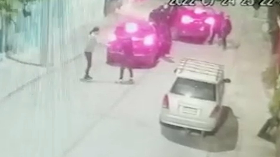Portonazo en San Joaquín: Conductor fue abordado por 5 delincuentes armados Portonazo en San Joaquín: Conductor fue abordado por 5 delincuentes armados