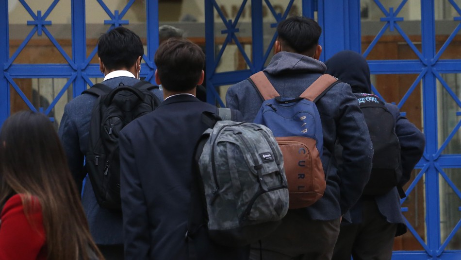 Regreso a clases tras vacaciones de invierno: Ministro de Educación descarta flexibilización de jornada escolar Regreso a clases tras vacaciones de invierno: Ministro de Educación descarta flexibilización de jornada escolar