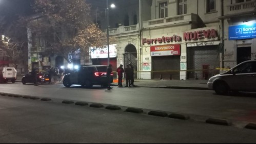 PDI investiga presunto homicidio en plena Alameda: Se presume que fue asaltado