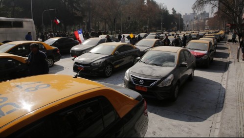 Taxistas protestan y cortan el tránsito en la Alameda por alza de combustibles y uso de aplicaciones de transporte