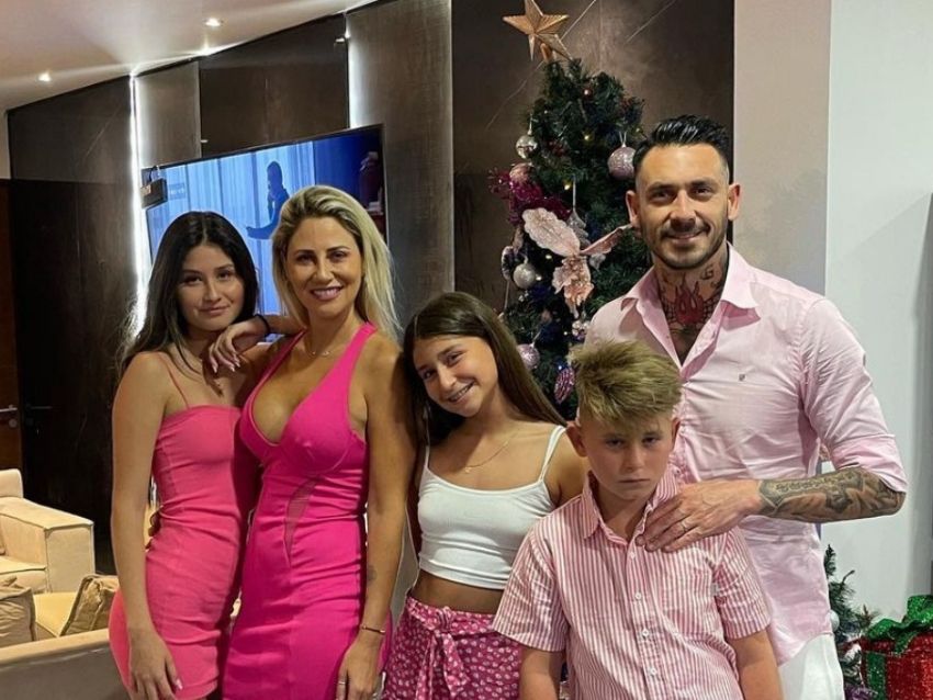Mauricio Pinilla, Gissella Gallardo y su familia