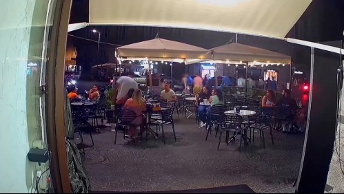 [VIDEO] Roba un reloj, se da cuenta que es una imitación y se lo devuelve a la víctima