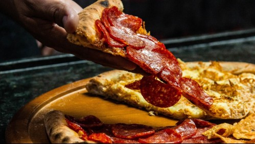 'No puedo creerlo, qué desagradable': Joven pidió una pizza y jamás se imaginó el estado en que llegaría