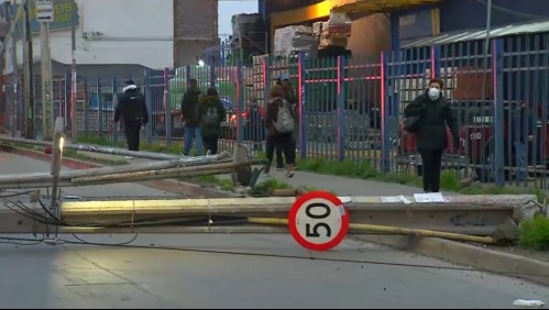 Conductor en estado de ebriedad derriba tres postes en Estación Central y genera gran congestión
