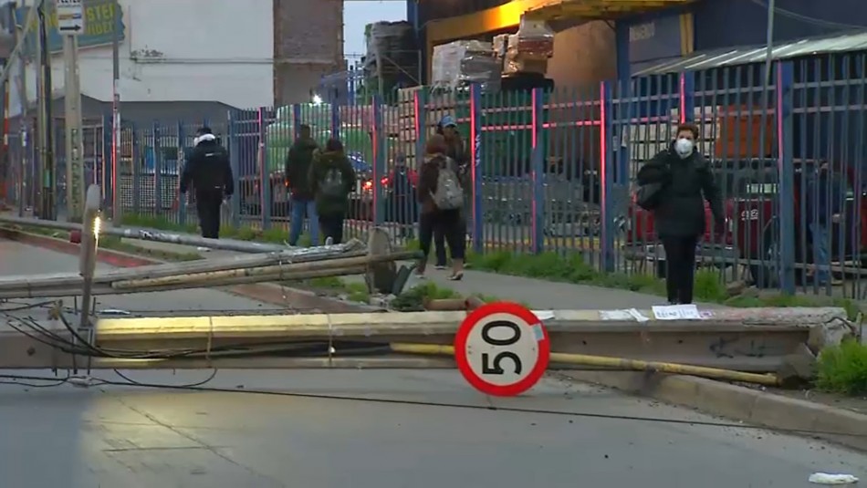 postes-caidos Conductor en estado de ebriedad derriba tres postes en Estación Central y genera gran congestión