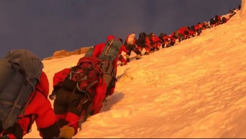 Un 'taco' en la segunda cumbre más alta del mundo: Video muestra peligrosa fila de alpinistas en el K2