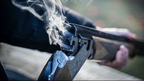 Asesina a sus padres al dispararle con una escopeta y le dice a la policía que los adultos mayores abusaban de sus hijos