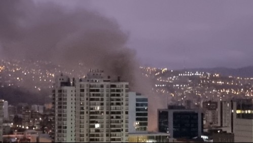 Incendio afectó a viviendas en el centro de Viña del Mar: Bomberos combate el fuego en el lugar